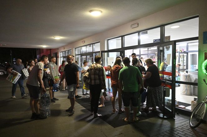 Pożar w Ząbkach. Wielkie poruszenie! Ludzie z całego miasta ruszyli z pomocą 