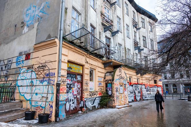 Pokryte graffiti ulice w centrum Warszawy