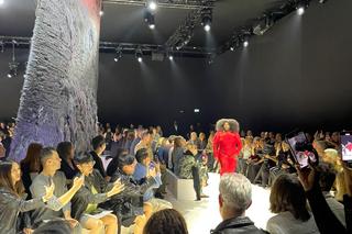 Prace z łódzkiego Muzeum Włókiennictwa scenerią podczas pokazu mody  na Paris Fashion Week