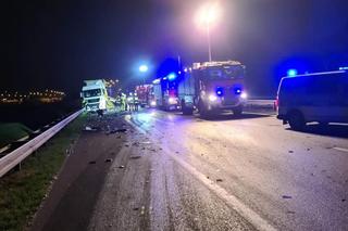 Groźny wypadek dwóch ciężarówek na A2 koło Poznania. Został z nich złom 