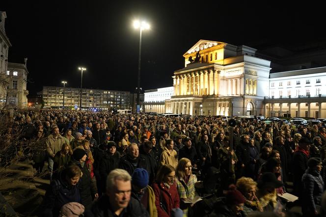 Tłumy wiernych przeszły przez stolicę. Centralną Drogę Krzyżową poprowadził kardynał Nycz