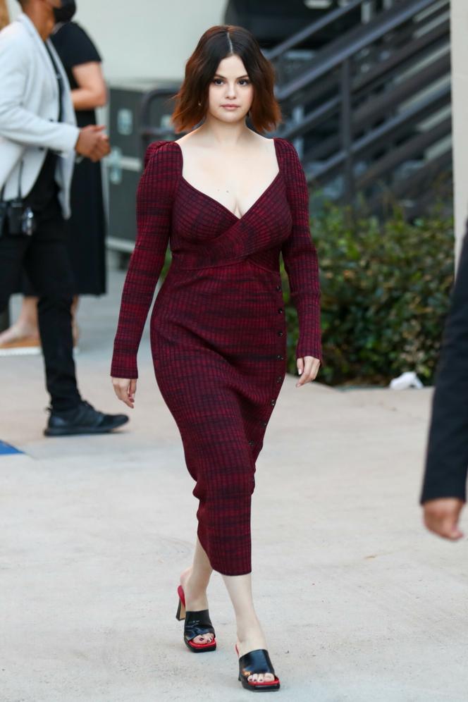 Selena Gomez prezentuje kobiece kształty