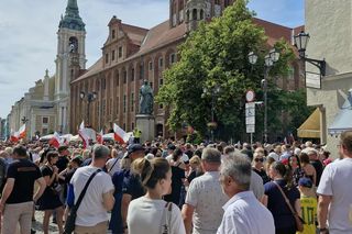 Marsz Milczenia dla Klaudii w Toruniu. „Niech nasza cisza przemówi głośniej niż słowa” [RELACJA NA ŻYWO]