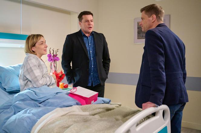 Na Wspólnej, odc. 3609: Iga (Lidia Sadowa), Michał (Robert Kudelski), Robert Tadeusiak (Dariusz Wnuk)