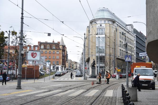 Od soboty budowa łuku na placu Wiosny Ludów. Co oznacza dla kierowców i pasażerów?