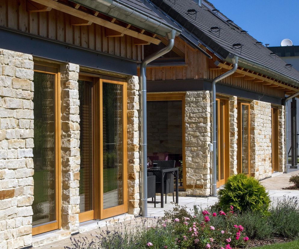 Dom z kamienną elewacją na Mazowszu. Przypomina tradycyjne domy sudeckie