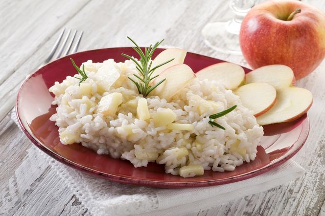 Risotto z jabłkami, gorgonzolą i orzechami. Jamie Oliver zaskakuje ciekawym przepisem na obiad