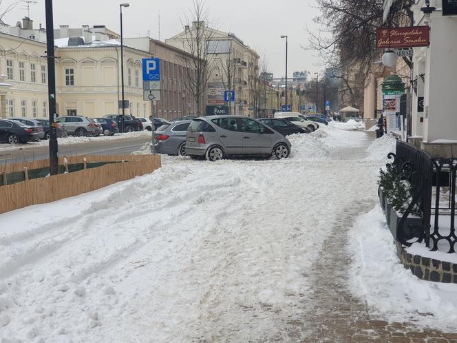 Na lubelskich chodnikach zalega śnieg