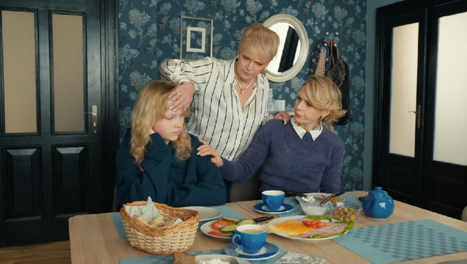 Barwy szczęścia, odcinek 3190. Emilka (Jessica Frankiewicz), Małgorzata (Adrianna Biedrzyńska), Malwina (Joanna Gleń)