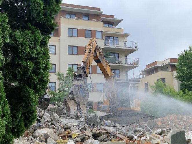 Tak znikał popularny biurowiec. Teraz powstaną tu apartamenty i mieszkania