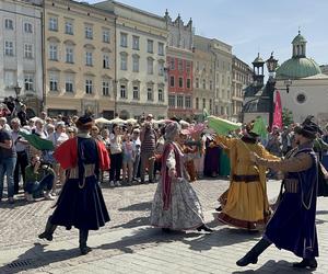 Polonez wiosenny na Rynku Głównym w Krakowie