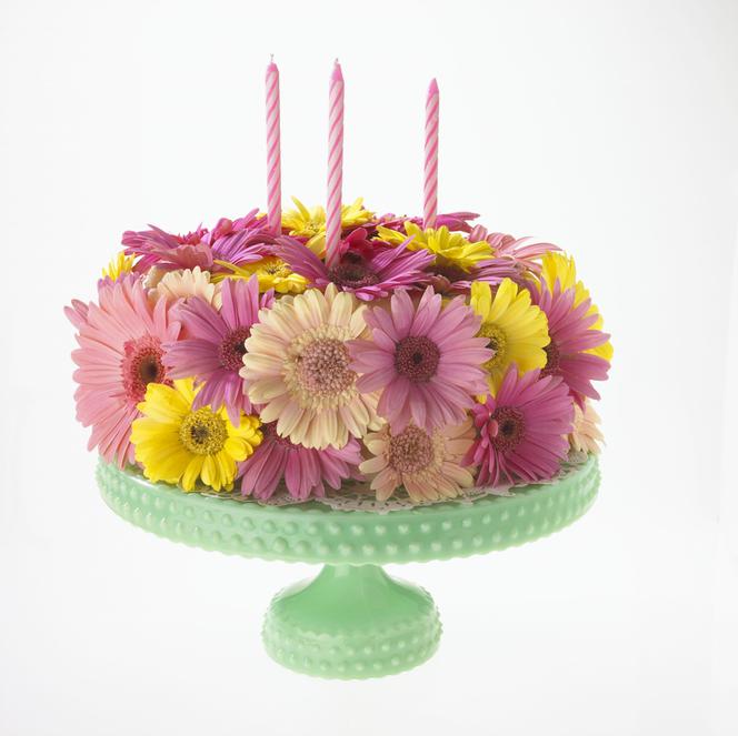 Patera na ciasto jako miejsce na dekoracje z kwiatów