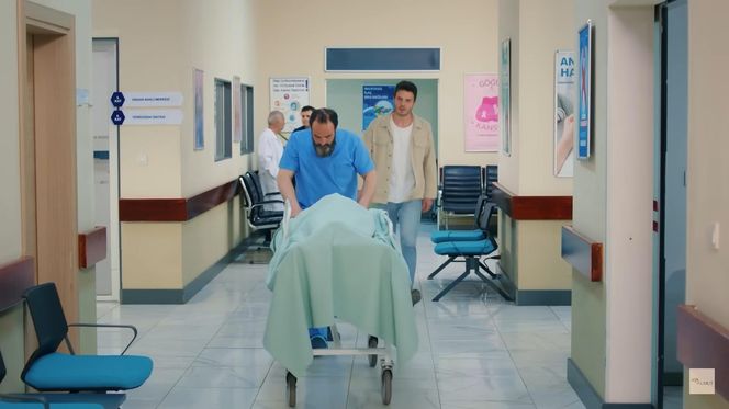 Dramatyczna scena na szpitalnym korytarzu