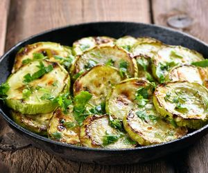 Cukinię smażę na patelni i podaję z tym sosem. Każdy prosi o dokładkę 