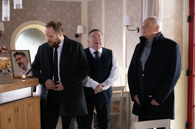 Na Wspólnej odc. 3091 po wakacjach 2020. Paweł (Grzegorz Kwiecień), Hebel (Tadeusz Huk), Włodek (Mieczysław Hryniewicz)