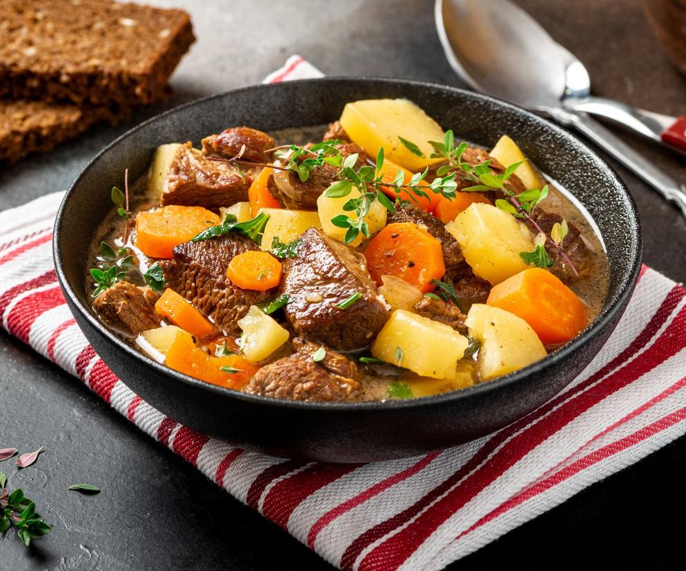 Gulasz irlandzki z kaszą i ziemniakami. Irish Stew to pozycja obowiązkowa na Dzień Świętego Patryka