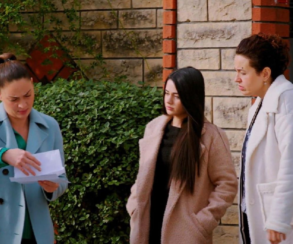 Kobiety Yıldız, Bahar i Cavidan na zewnątrz domu. Yıldız, w turkusowym płaszczu, patrzy na trzymany dokument, a Bahar w beżowym płaszczu i Cavidan w białym, z zaniepokojeniem obserwują sytuację. Więcej o ich losach na Super Seriale.
