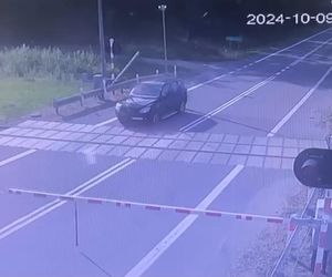 63-latka wjechała na przejazd kolejowy i wyłamała rogatki. Wysoki mandat i 15 punktów karnych