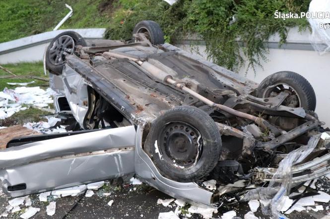 Groźny wypadek w Bytomiu. Auto spadło na parking Obi! Kierowca był pijany
