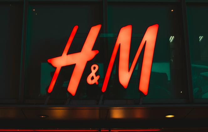 H&M masowo zamyka swoje sklepy? Chcą w ten sposób obniżyć koszty 