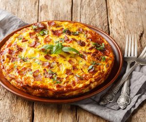 Prosty sposób na wykwintne śniadanie.  Ten quiche bez spodu zachwyci smakiem