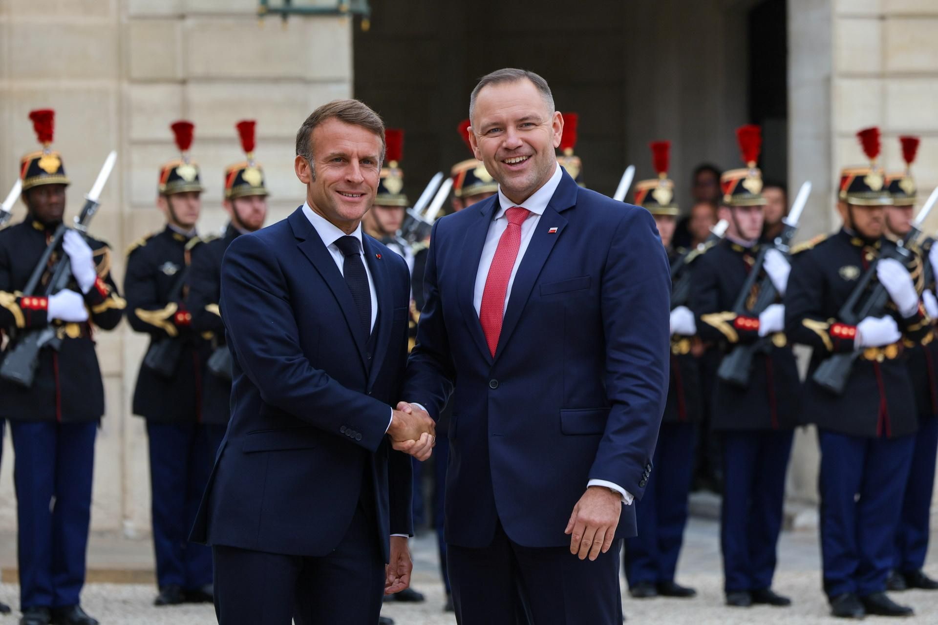 Nawrocki u Macrona! Tak wita się w Paryżu największych przyjaciół