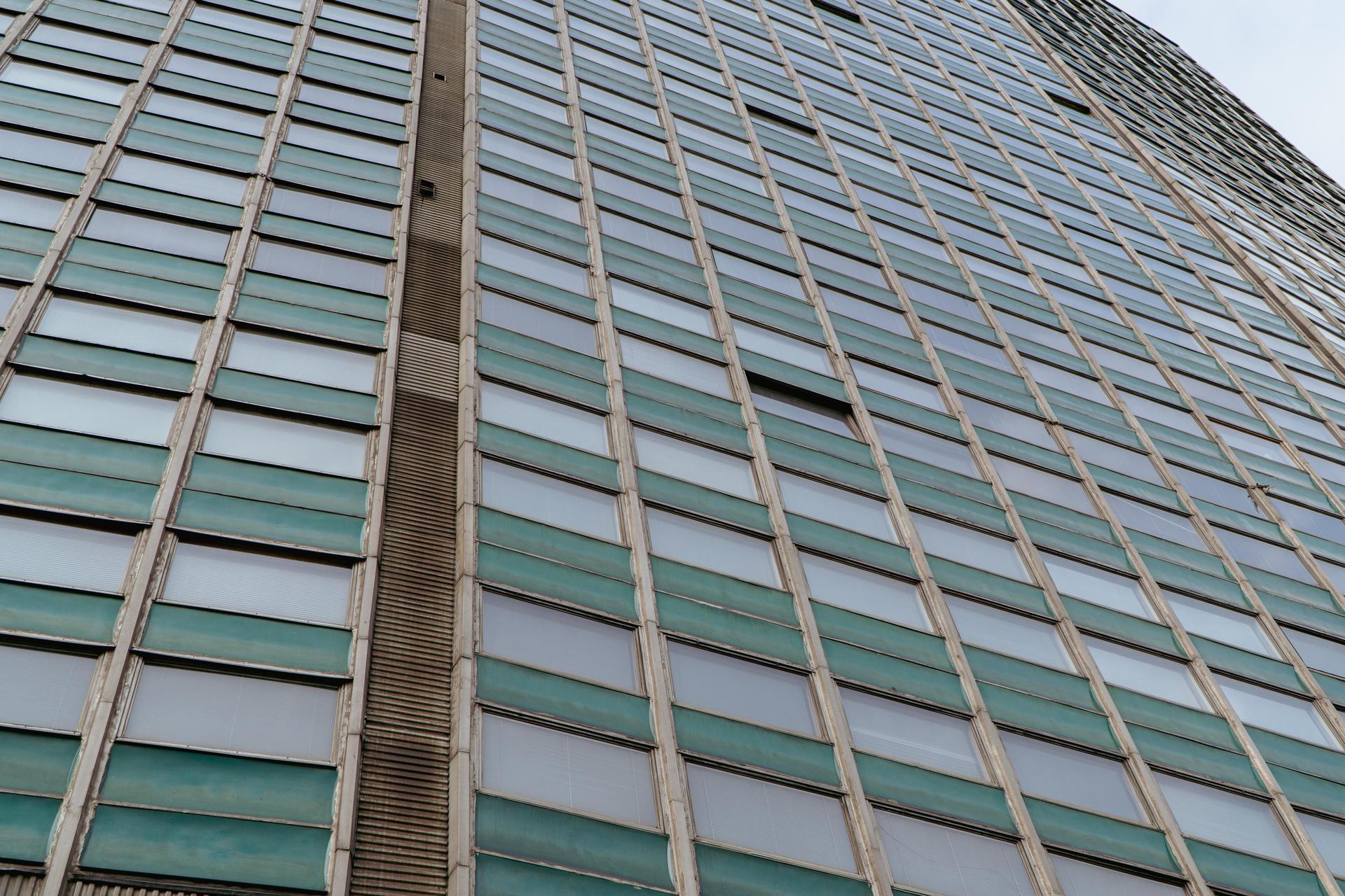 Zieleniak w Gdańsku - zdjęcia. Zamiast osłon na lampy użyto tu w PRL-u garnków