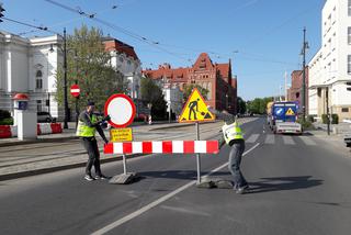 Ruszyły roboty w rejonie placu Rapackiego w Toruniu. Ciężki sprzęt na placu budowy