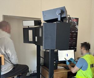 Jaworzno: Groził sąsiadom śmiercią i podpalił drzwi. Agresor pod dozorem policji