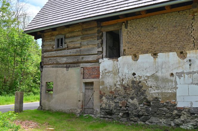 Zabytkowy dom kowala z kuźnią przechodzi remont - prace prowadzi Witold Podsiadło, spec nad spece w dziedzinie tradycyjnego budownictwa Dolnego Śląska.