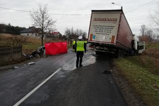 KOSZMARNY wypadek w Łódzkiem. 32-latek wjechał wprost na CZOŁÓWKĘ Z TIREM