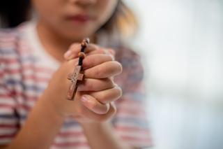 Weź do szkoły różaniec, ominą cię lekcje. Komunikat jednej ze szkół zaskoczył rodziców