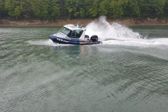 Blisko tragedii na Jeziorze Solińskim! Tonął rowerek wodny z rodzicami i dziećmi, pomogła policja wodna