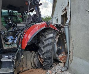 Traktor uderzył w auto i wjechał w budynki! Groźny wypadek pod Grudziądzem [ZDJĘCIA]