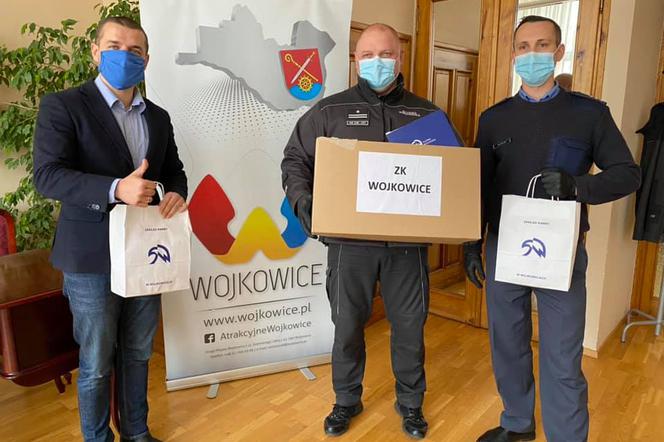 Więźniowie z Wojkowic walczą z koronawirusem. Szyją maseczki dla mieszkańców! [ZDJĘCIA]