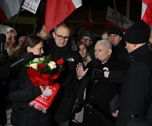 Prezes PiS pod więzieniem w Radomiu. Wcześniej czcił pamięć po matce