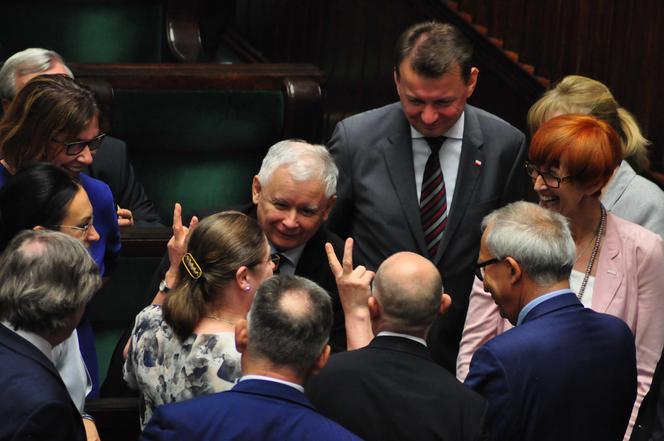 Prezes PiS krytykuje zarobki aniołków Glapińskiego