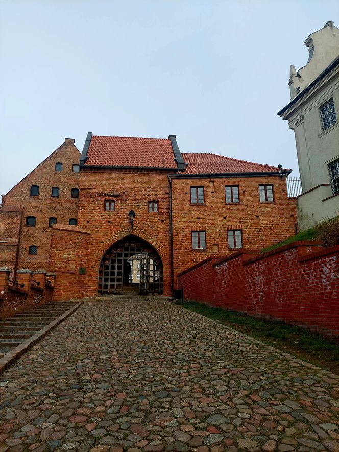 Kierunek: Grudziądz. Kuszą tężnia w szklanej piramidzie i unikatowe spichrze nad Wisłą. Z jednej strony są jak kamieniczki, z drugiej jak mury obronne