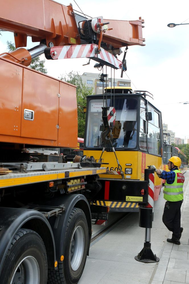 Tramwaj na Stegnach zawisł nad ziemią. Strażacy padli na kolana 
