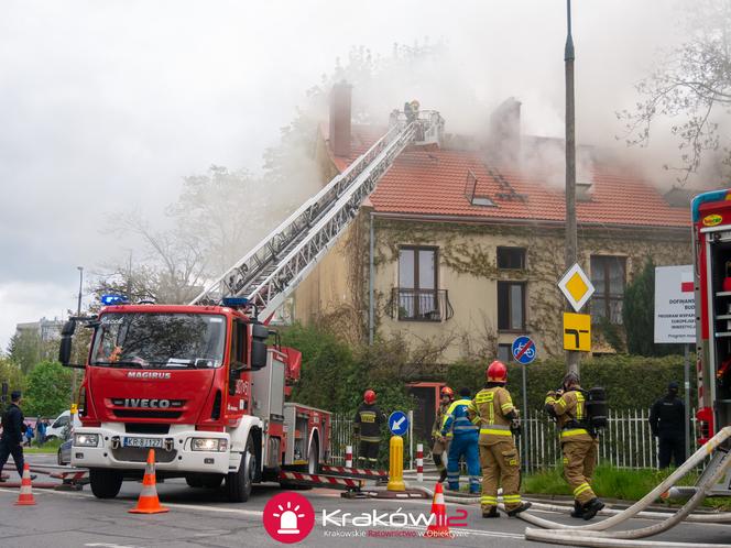 Ogromny pożar na ul. Prądnickiej w Krakowie. Kilkudziesięciu strażaków walczy z ogniem