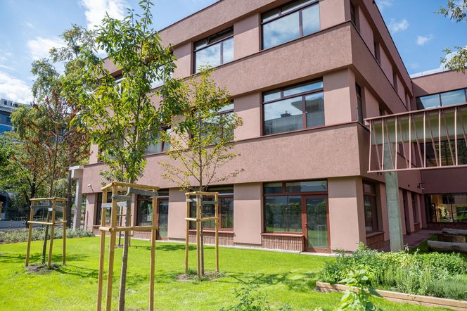 Warszawa: Nowa szkoła za grube miliony czeka na pierwszych uczniów. Zobacz zdjęcia