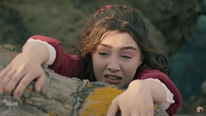 Czy Zeynep spadła z klifu?