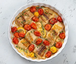 Pieczony dorsz w stylu śródziemnomorskim. Nie wymaga dużo pracy, a wychodzi idealnie soczysty