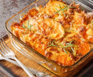 Pokrojone warzywa zalewam sosem i wstawiam do piekarnika. Ta boska zapiekanka to pomysł na wege obiad 