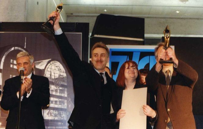 Po lewej laureat nagrody głownej w najlepszy dom jednorodzinny - Janusz Kaczorek, po prawej inwestorzy