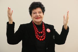  Joanna Senyszyn w czerwonych koralach  