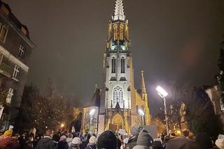 Na ulicach Katowic pojawiły się tłumy. Protestujący szli pod hasłem: Ani jednej więcej [ZDJĘCIA]