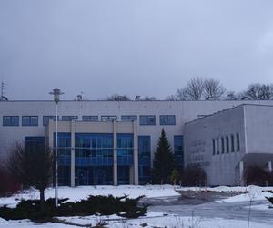 Kiedyś popularna uczelnia w Białymstoku. Dziś budynek widmo
