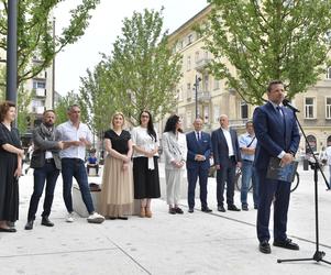 Co oni wyprawiają na Placu Pięciu Rogów?! Nowy plac a już...