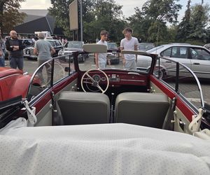 Klasyczna motoryzacja znów zachwyciła Bydgoszcz. „Bydgoskie Klasyki Nocą” przy Torbydzie